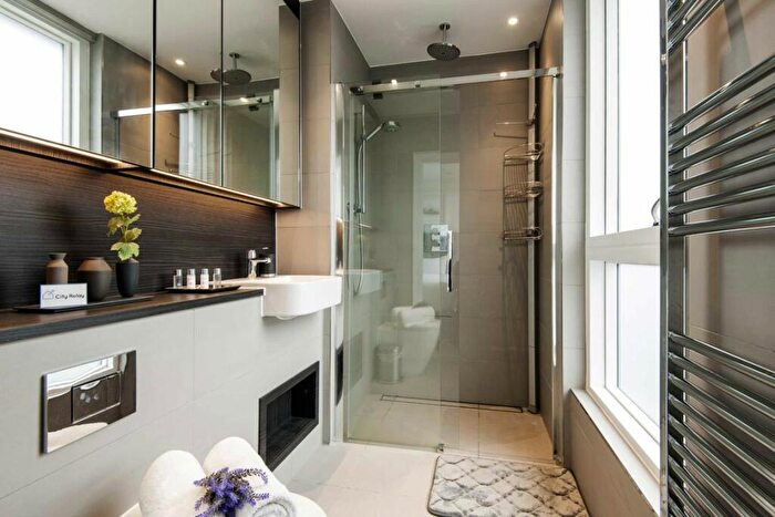 3 Bedroom Flat To Rent In Rochester Place, Kentish Town, NW1