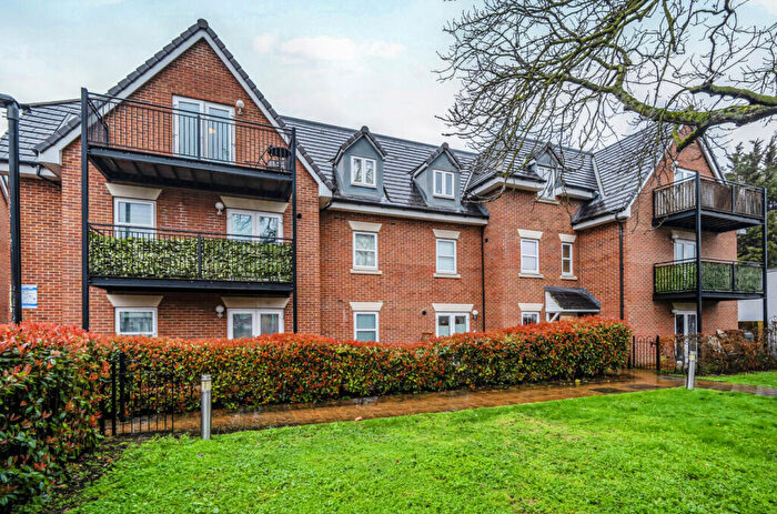 1 Bedroom Flat For Sale In Molesey Road, Hersham, Surrey, KT12