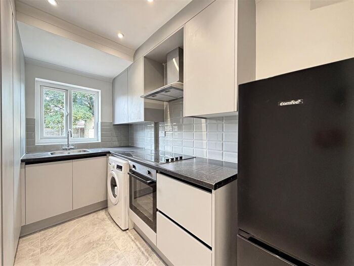 3 Bedroom Semi Detached House To Rent In Eton Avenue, Heston, Hounslow, TW5