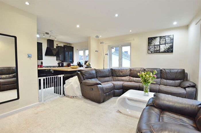 2 Bedroom Flat To Rent In Roman Road, East Ham, London, E6