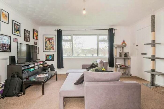 1 Bedroom Flat To Rent In Weston Lane, Southampton, SO19