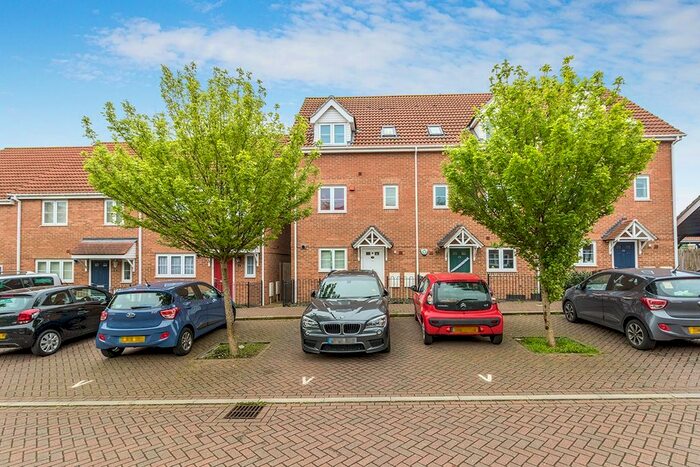 5 Bedroom Detached House To Rent In Emmeline Close, Rainham, Gillingham, Kent, ME8