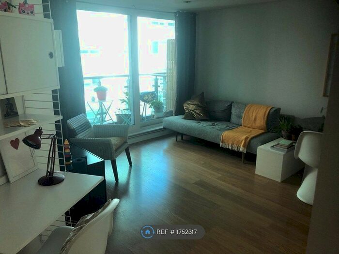 2 Bedroom Flat To Rent In St George Wharf, London, SW8