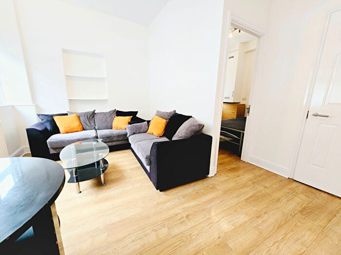 3 Bedroom Mews To Rent In Wightman Road, Turnpike Lane, N8