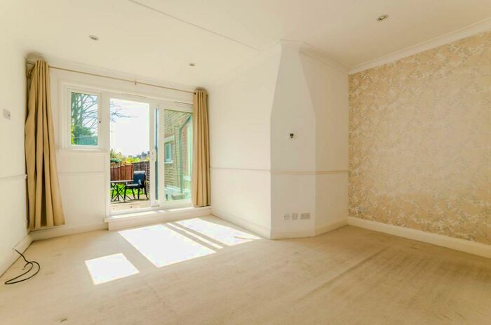 Studio To Rent In Fortis Green, East Finchley, London, N2