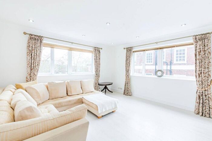 2 Bedroom Flat To Rent In Avenue Road, St John's Wood, London, NW8