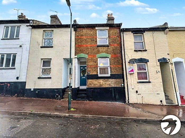 3 Bedroom Terraced House For Sale In Castle Road, Chatham, Kent, ME4