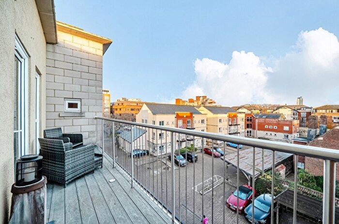 2 Bedroom Flat For Sale In Gloucester Square, Southampton, Hampshire, SO14