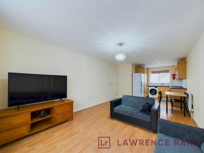 2 Bedroom Flat To Rent In Longwood Avenue, Slough, SL3