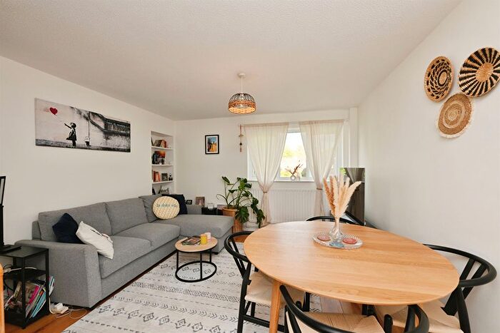 1 Bedroom Maisonette For Sale In Willowmead, Hertford, SG14
