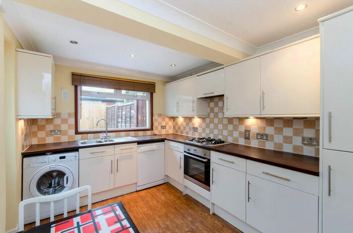 1 Bedroom Flat To Rent In Hartfield Crescent, Wimbledon, London, SW19