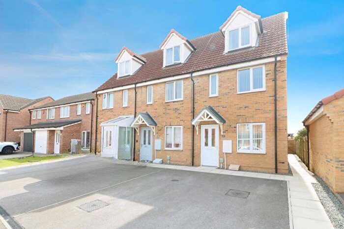 3 Bedroom Terraced House For Sale In Stable Way, Kingswood, HU7
