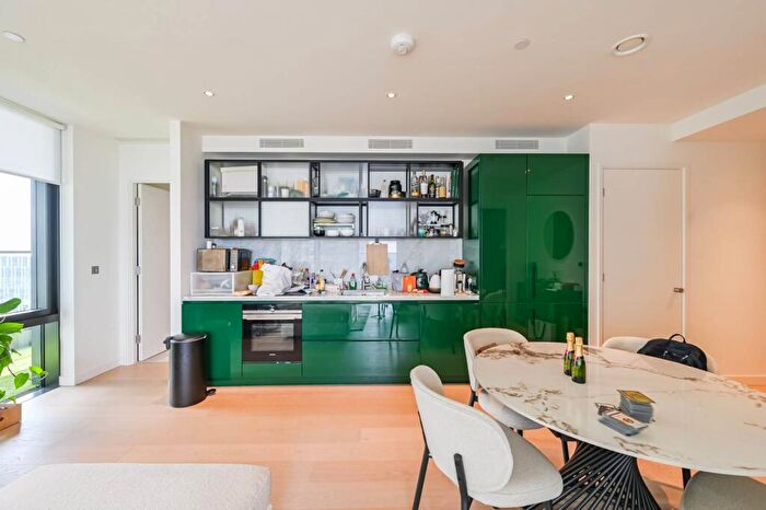 2 Bedroom Flat To Rent In The Wardian, , Canary Wharf, London, E14