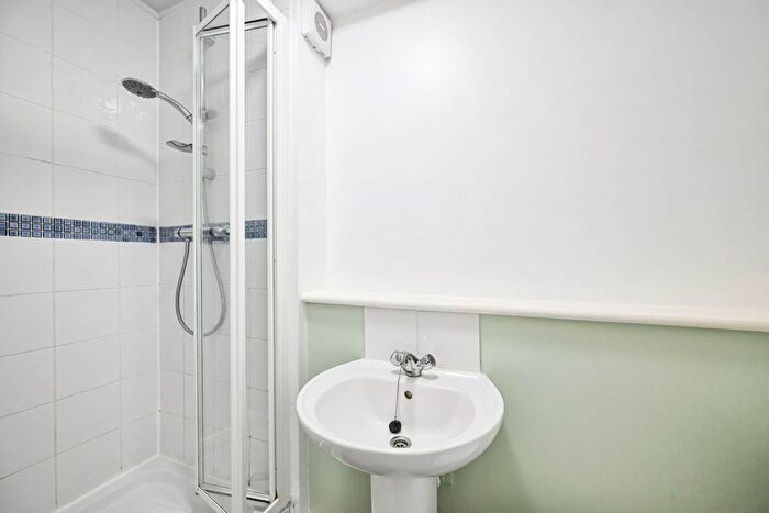 3 Bedroom Flat To Rent In Robinson Road London, Colliers Wood, London, SW17