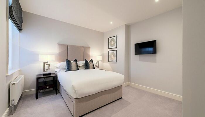 3 Bedroom Flat To Rent In Hamlet Gardens, London, W6