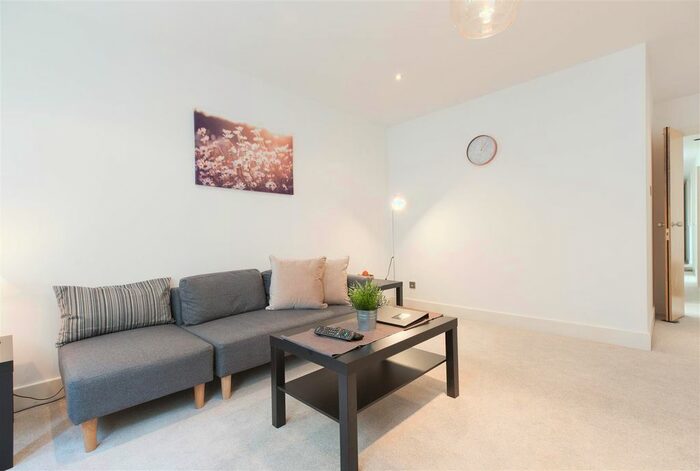 2 Bedroom Flat To Rent In Bride Court, London, EC4Y
