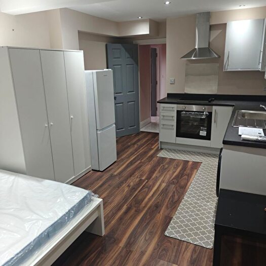 1 Bedroom Studio To Rent In Carnarvon Drive, Hayes, UB3