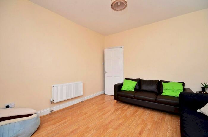 3 Bedroom Flat To Rent In Brockley Rise, Honor Oak Park, London, SE23