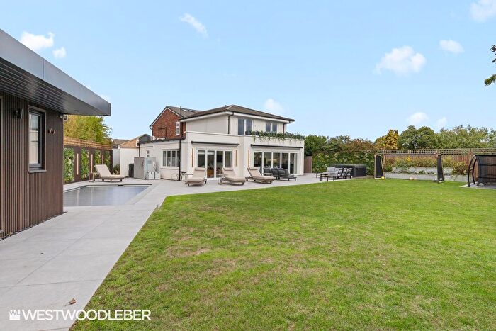 6 Bedroom Detached House For Sale In Warners Avenue, Hoddesdon, EN11