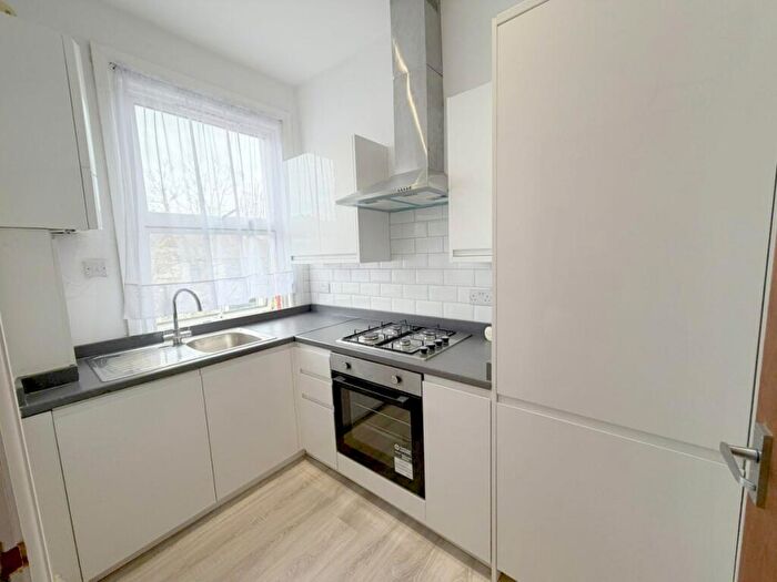 Flat To Rent In Chandos Road, Willesden Green, NW2