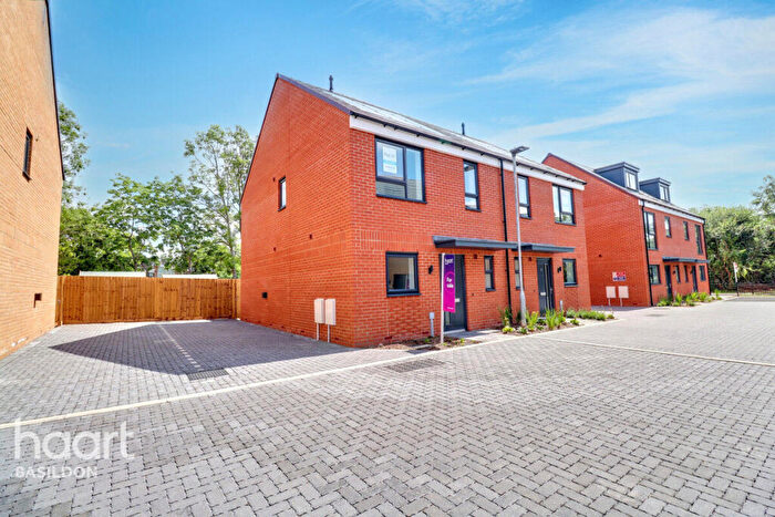 3 Bedroom Semi-Detached House For Sale In Ghyllgrove Place, Basildon, SS14