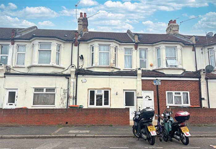 2 Bedroom Flat To Rent In Dersingham Avenue, Manor Park, E12