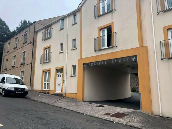 2 Bedroom Flat To Rent In Preseli Court, Pembroke Street, Pembroke Dock, SA72