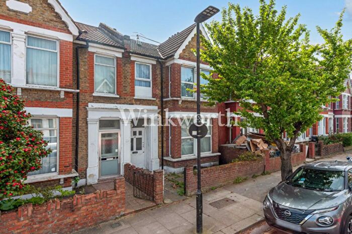 3 Bedroom Apartment To Rent In Coleraine Road, London, N8