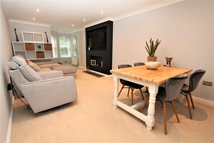 2 Bedroom Flat To Rent In Park Avenue, Roundhay, LS8