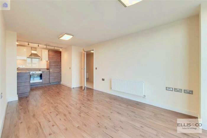2 Bedroom Flat To Rent In The Green, Southall UB2