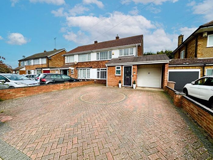 3 Bedroom Semi-detached House For Sale In Langford Drive, Luton, LU2