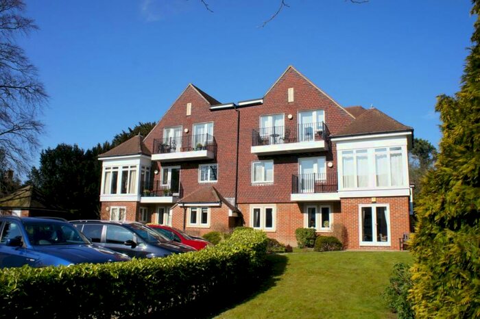 2 Bedroom Flat To Rent In Bellingham Drive, Reigate, RH2