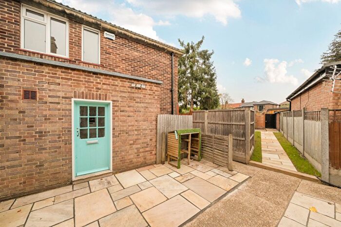 3 Bedroom Flat To Rent In Ham Street, Richmond, TW10