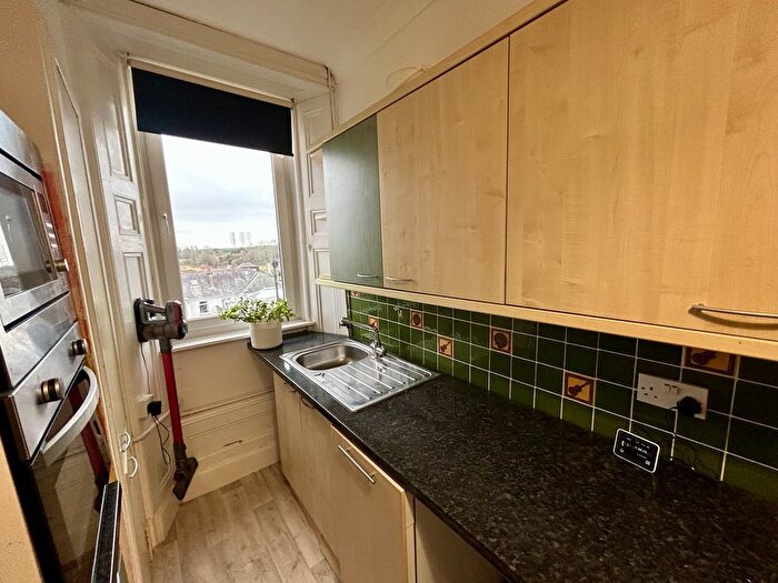 3 Bedroom Flat To Rent In Pitkerro Road, Dundee, DD4