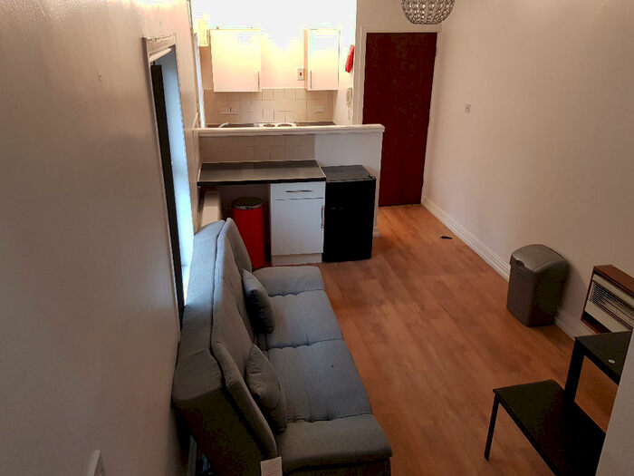 1 Bedroom Ground Maisonette To Rent In Cross Road, Leicester, LE2