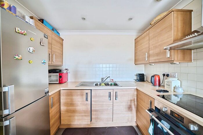 1 Bedroom Flat For Sale In Harwoods Road, Watford, WD18