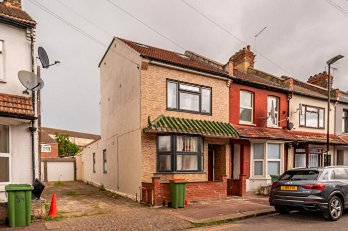 6 Bedroom End Of Terrace House To Rent In Falcon Street, Plaistow, London, E13