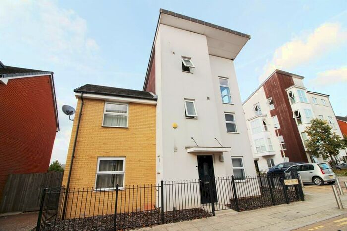 3 Bedroom Semi-Detached House To Rent In Gweal Avenue, Reading, RG2