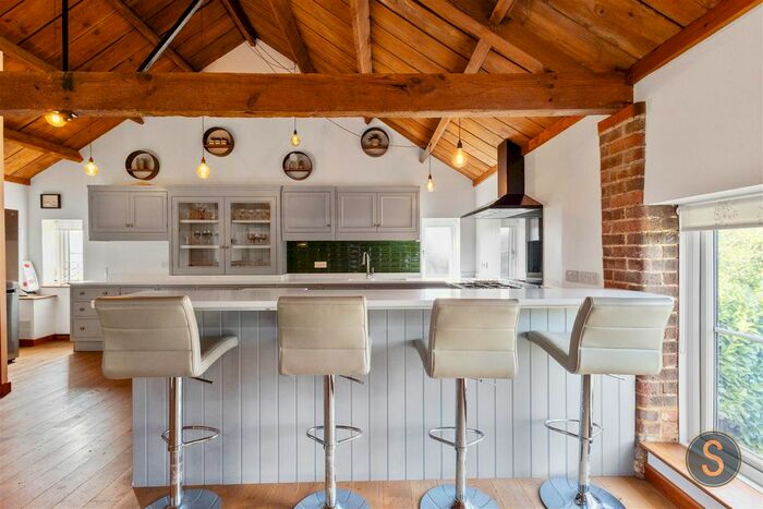 4 Bedroom Barn Conversion For Sale In Bedford Road, Houghton Regis, Dunstable, LU5