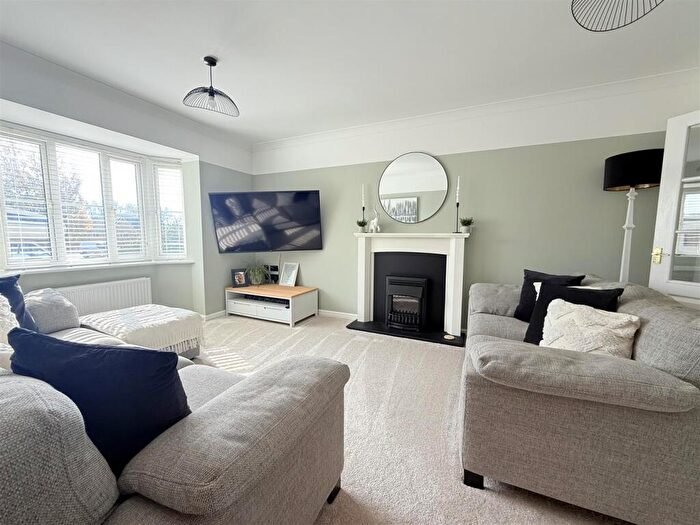 3 Bedroom Link Detached House For Sale In Woodpecker Close, Stowmarket, IP14