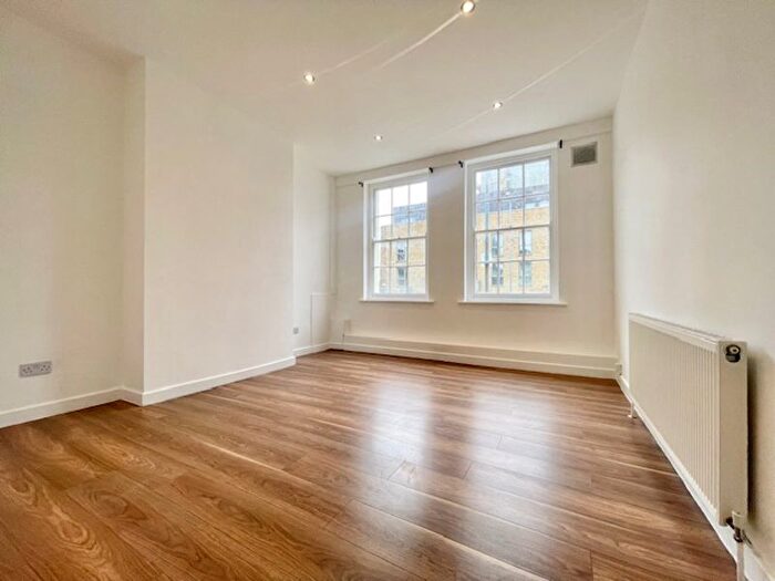 2 Bedroom Flat To Rent In Commercial Road, E14