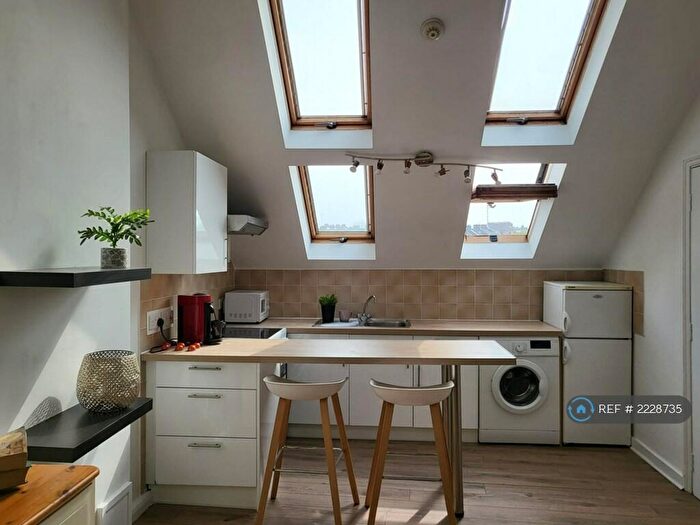 Studio To Rent In High Street, London, N8