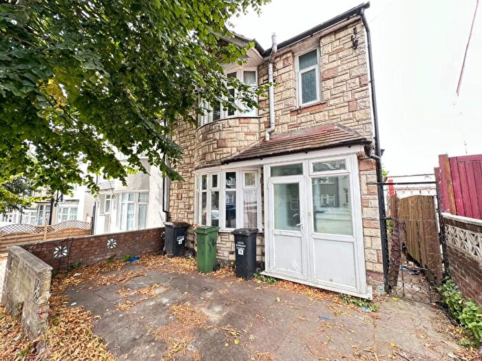 3 Bedroom Semi-Detached House To Rent In Kingsway, Luton, Bedfordshire, LU4