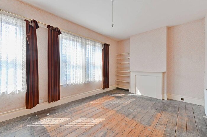 3 Bedroom End Of Terrace House For Sale In Thornbury Road, Brixton Hill, London, SW2
