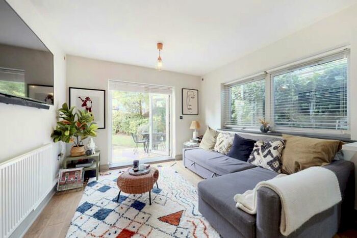 3 Bedroom Flat To Rent In Haselmere Road, Crouch End, London, N8