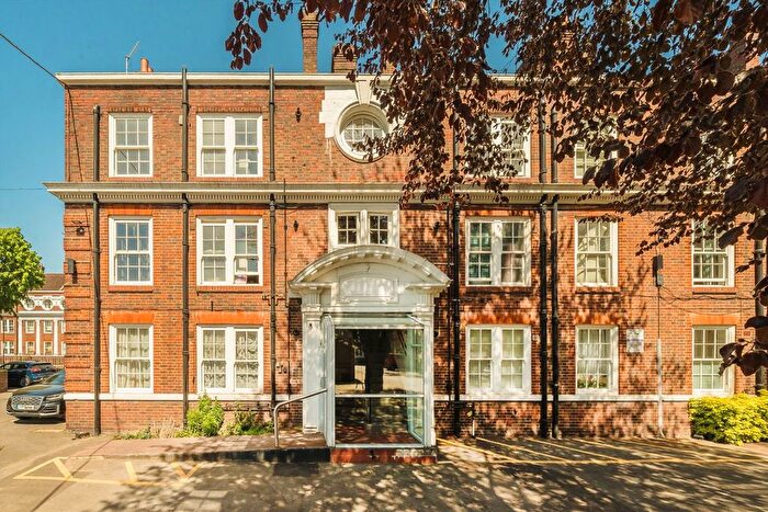 2 Bedroom Flat To Rent In Cleverly Estate, Shepherds Bush, W12