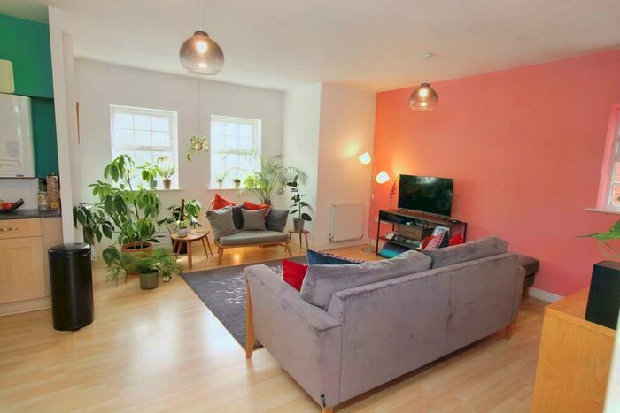 2 Bedroom Apartment To Rent In Florey Gardens, Aylesbury, HP20