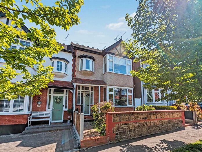 2 Bedroom Flat For Sale In Holyrood Drive, Westcliff-On-Sea, SS0
