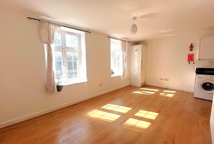 2 Bedroom Flat To Rent In Woking, Surrey, GU21