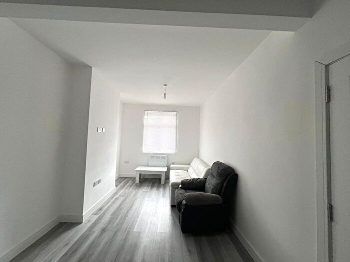 1 Bedroom Flat To Rent In Uxbridge Road, Hayes, UB4